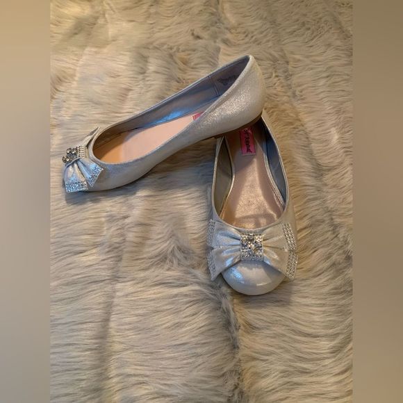 Betsy Johnson Emy Silver Rhinestone Bow Ballet Flats Size 7.5M - Picture 1 of 7